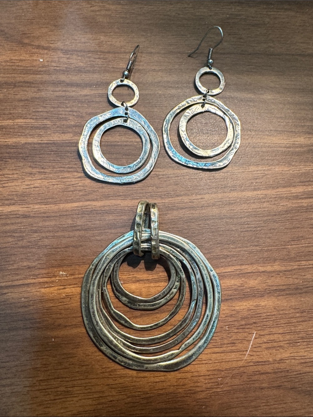 Hammered Multi-Ring Pendant Necklace and Earrings Set - Antique Silver